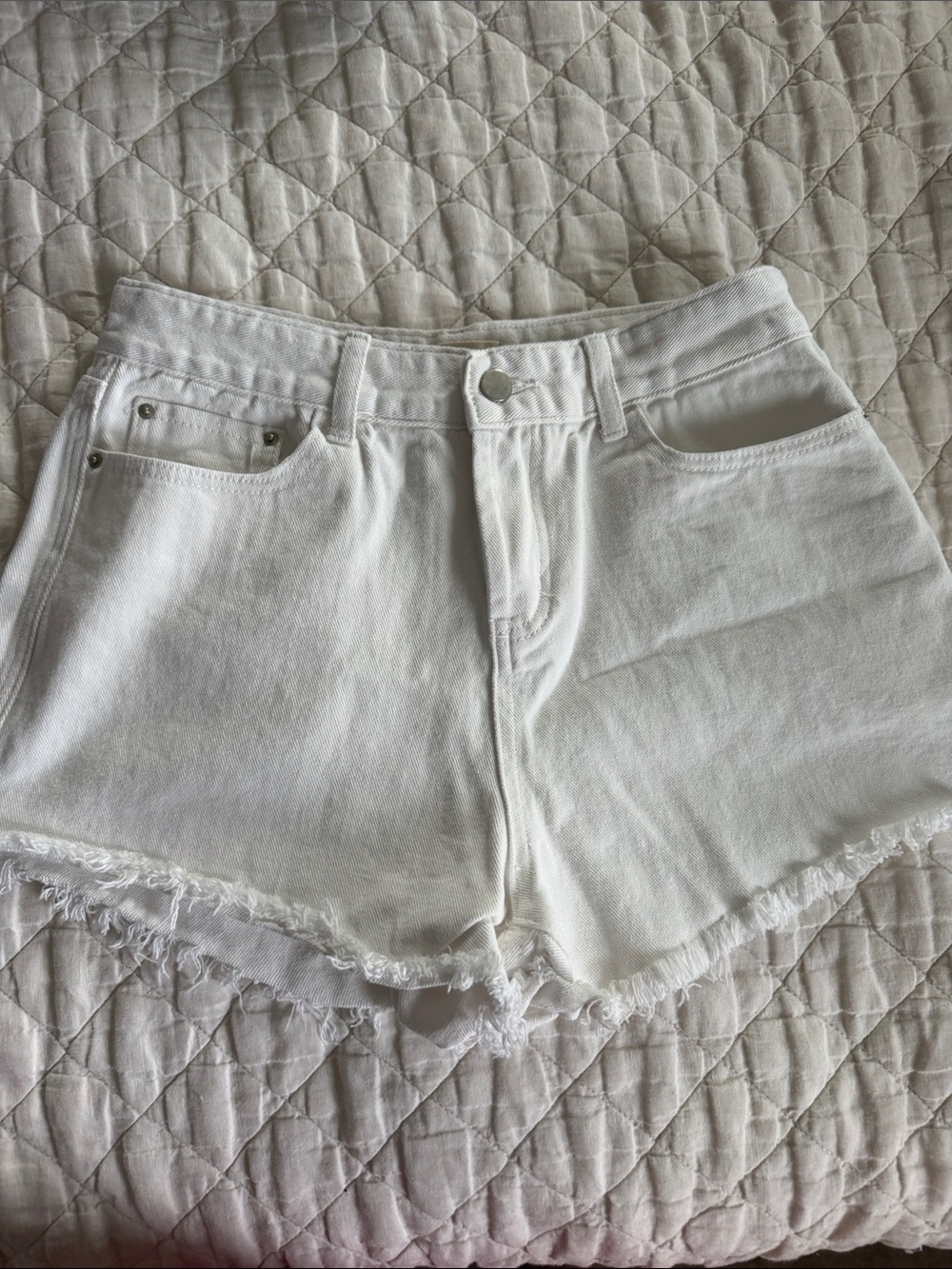 En Creme White Frayed-Hem Denim Shorts